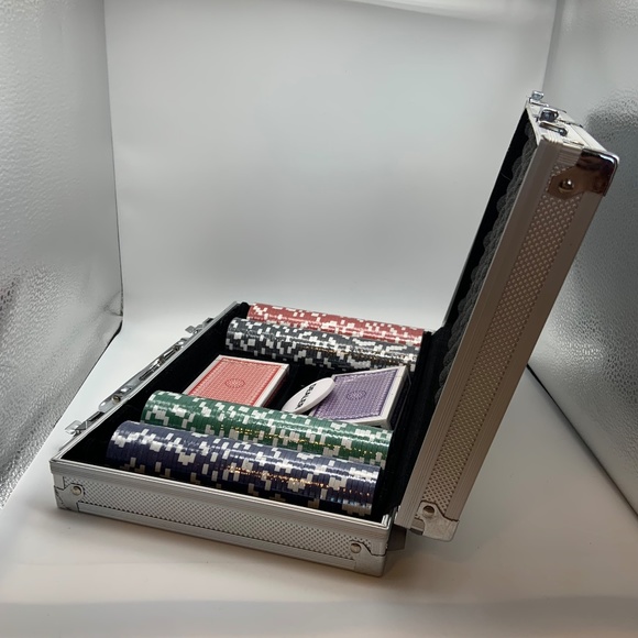 Premium Casino Style Poker Set Poker Chips, Cards, & More with Carrying Case - Picture 9 of 16